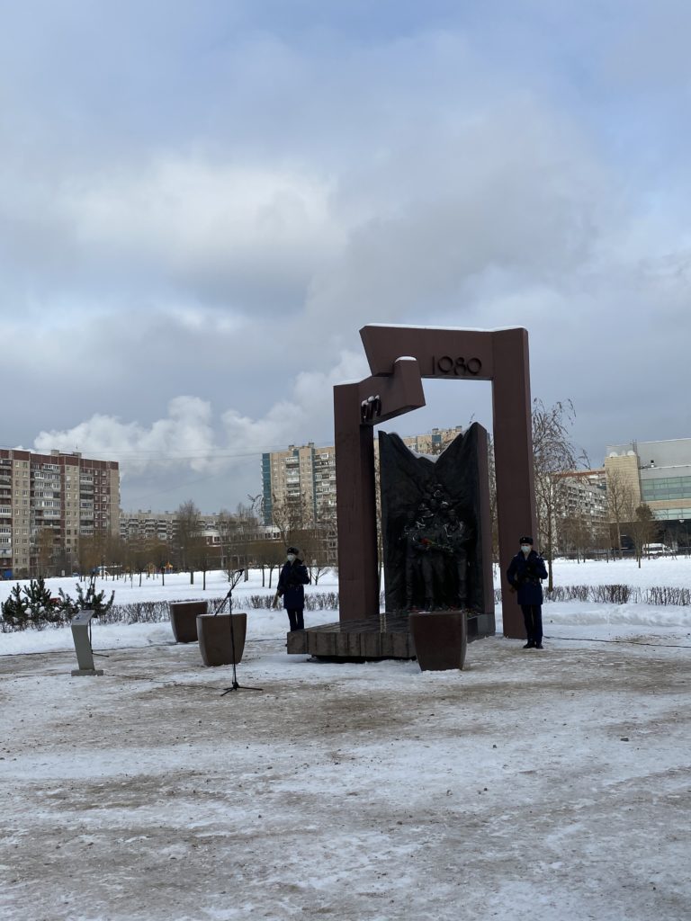 Памятник, сооруженный в честь 25-летия вывода советских войск из Афганистана